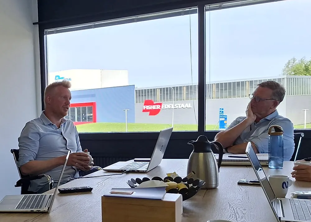 Professionals in gesprek tijdens een Brain Based Work-werksessie
